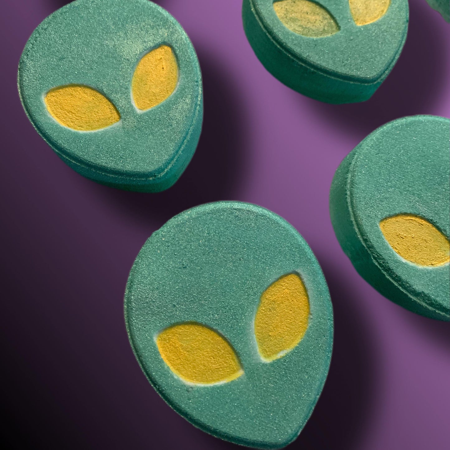 Luxury Friendly Alien Bath Bomb (Large)